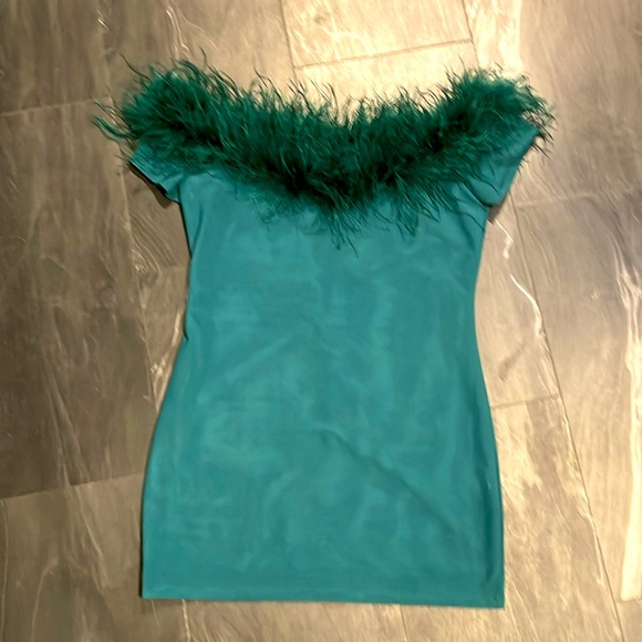 AKIRA Dresses & Skirts - AKIRA Size 1X NWT Cold Shoulder Mesh Dress with Feather Detailing Emerald Green
